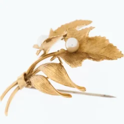 Broche Vineyard feuille en or jaune avec perles