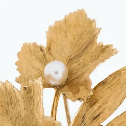 Broche Vineyard feuille en or jaune avec perles