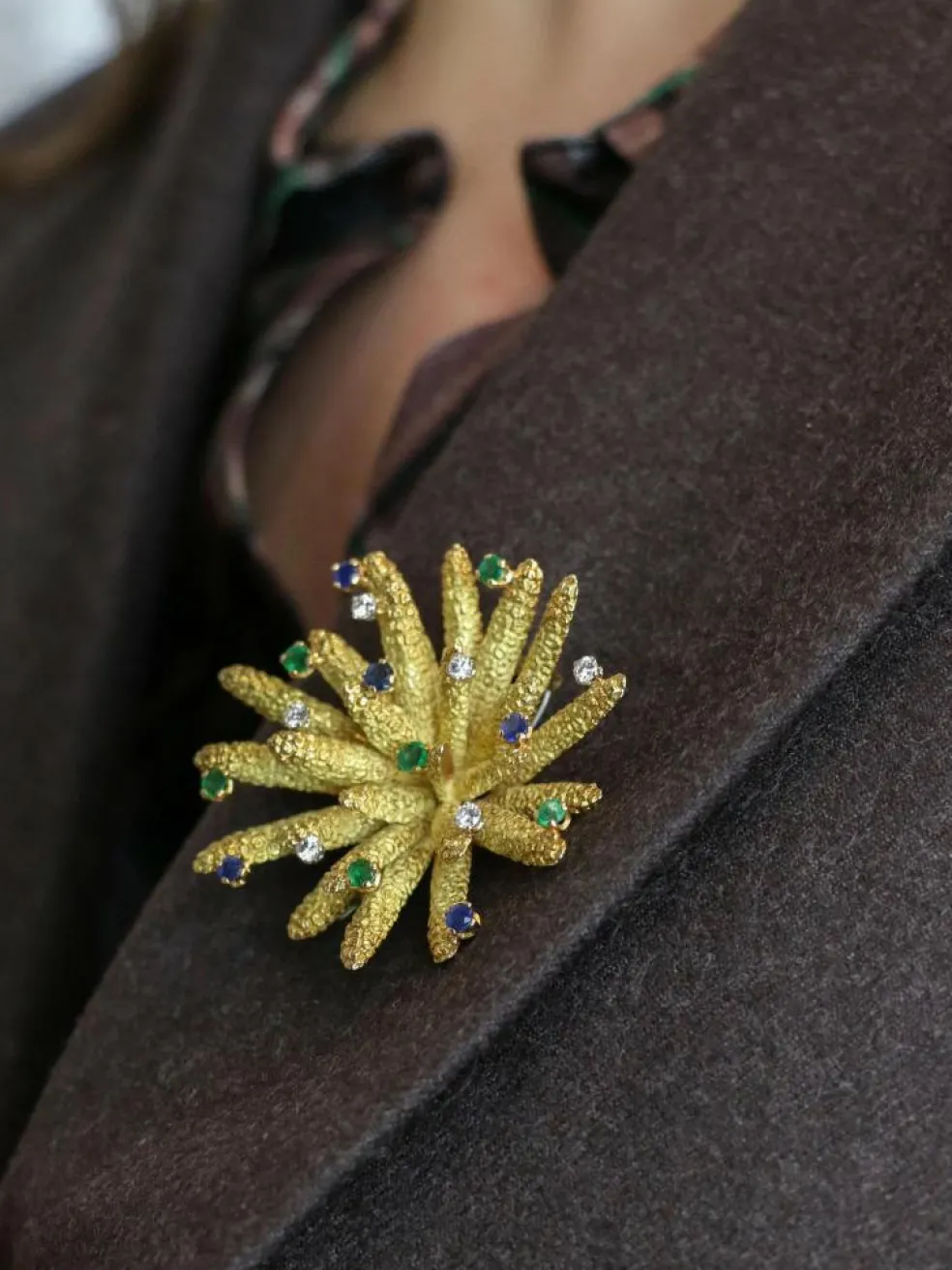 Broche vintage anémone or jaune diamants émeraudes saphirs