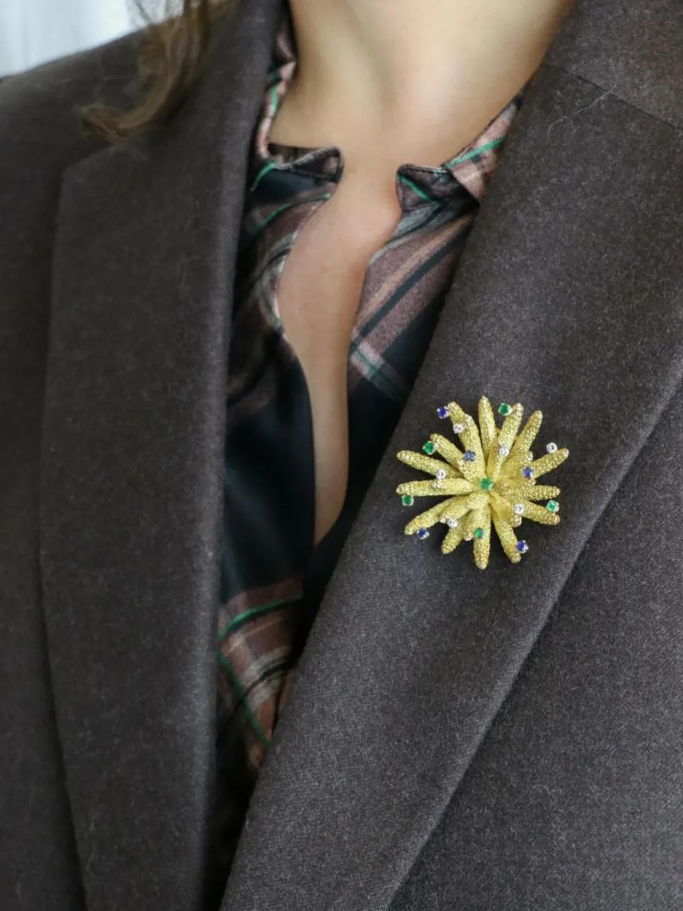 Broche vintage anémone or jaune diamants émeraudes saphirs