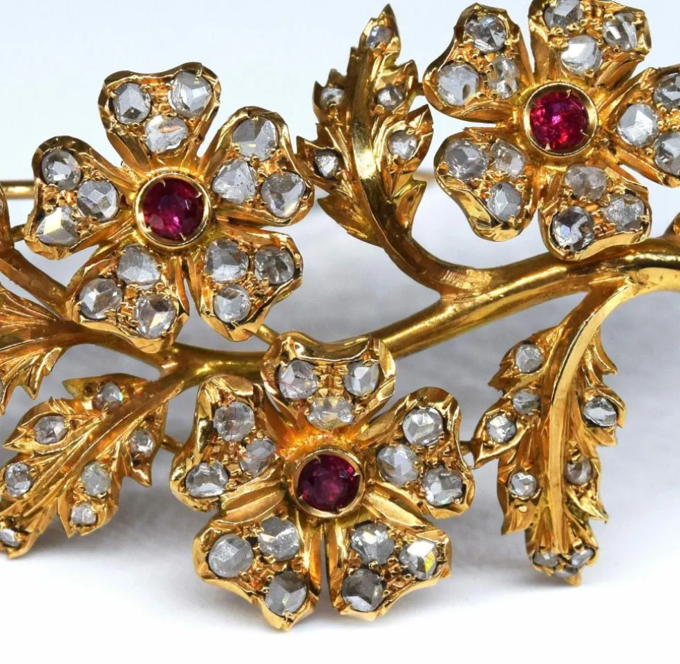 Broche vintage avec rubis brillants et diamants