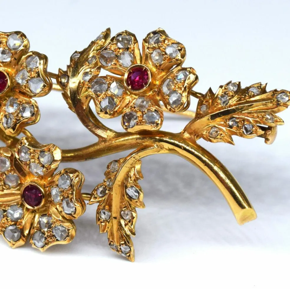 Broche vintage avec rubis brillants et diamants