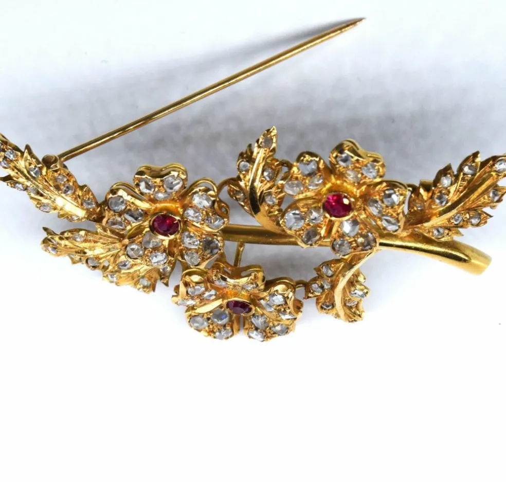 Broche vintage avec rubis brillants et diamants