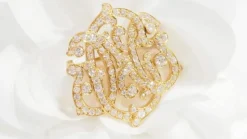 Broche volutes Art Nouveau en or jaune et diamants