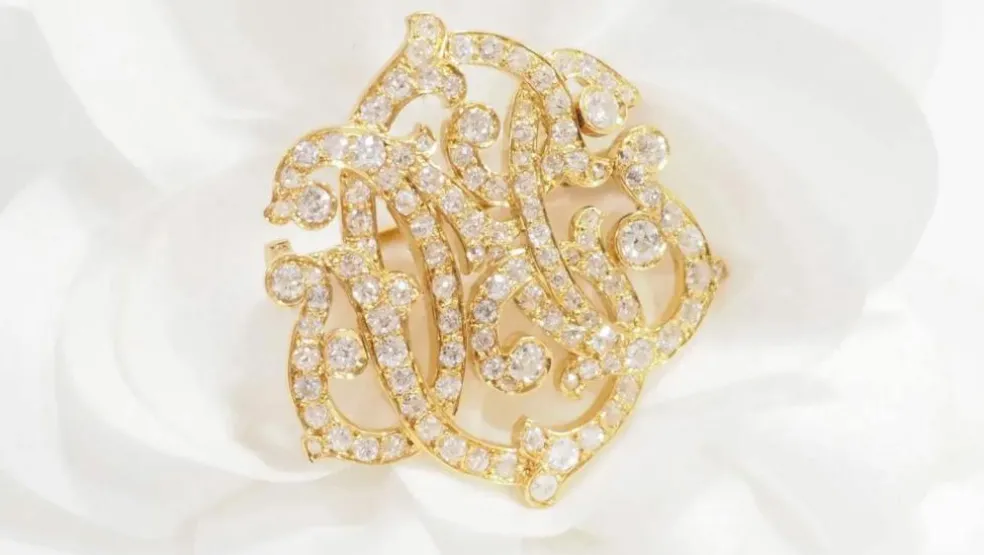 Broche volutes Art Nouveau en or jaune et diamants