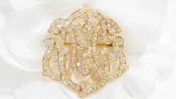 Broche volutes Art Nouveau en or jaune et diamants