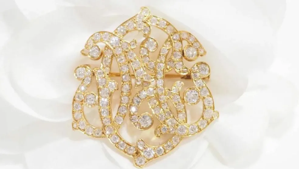 Broche volutes Art Nouveau en or jaune et diamants