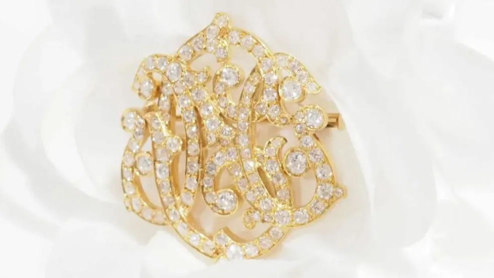 Broche volutes Art Nouveau en or jaune et diamants