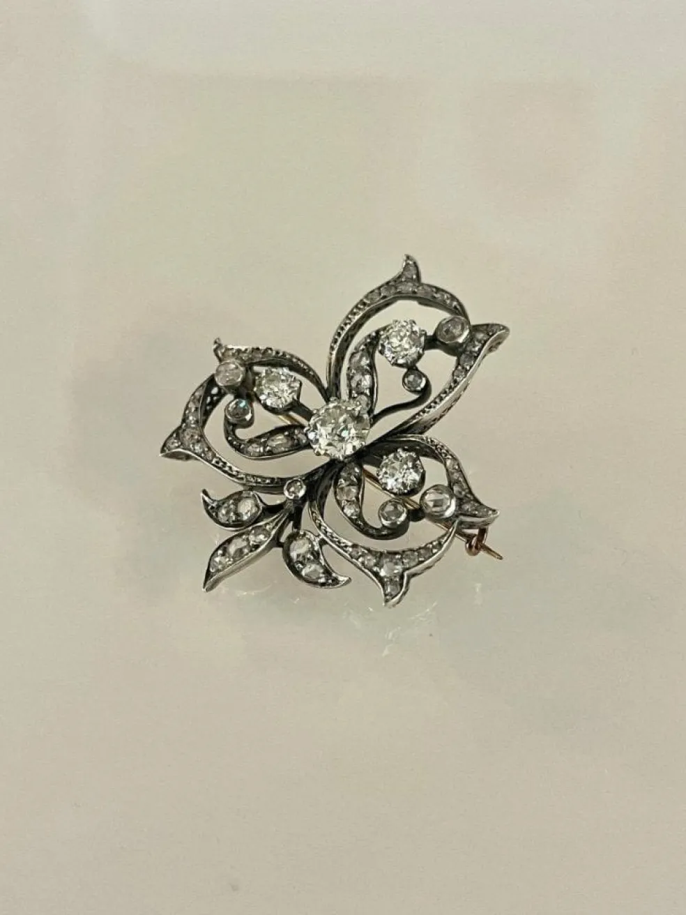 Broche Volutes Diamants XIXème Siècle