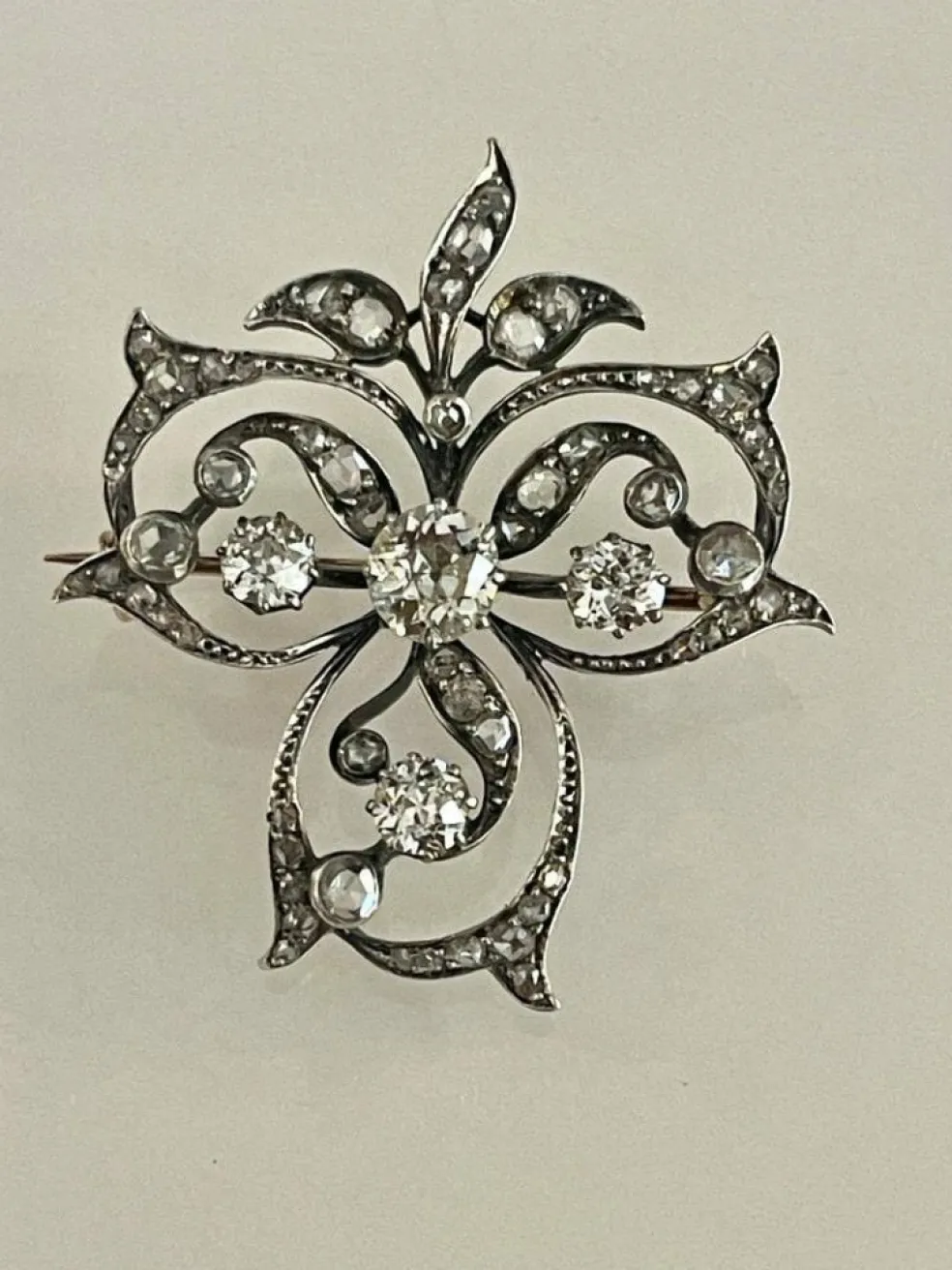 Broche Volutes Diamants XIXème Siècle
