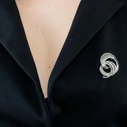 Broche volutes platine et or blanc
