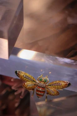 Broche-Pendentif abeille vintage avec émail Plique-à-Jour et ailes tremblantes