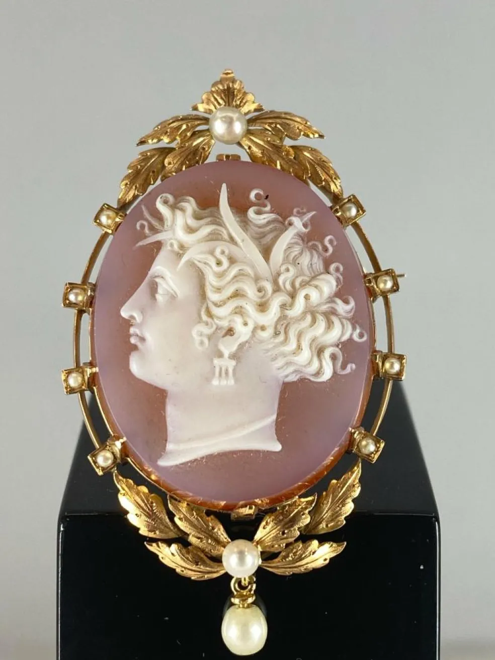 Broche/pendentif camée en agate, perles fines
