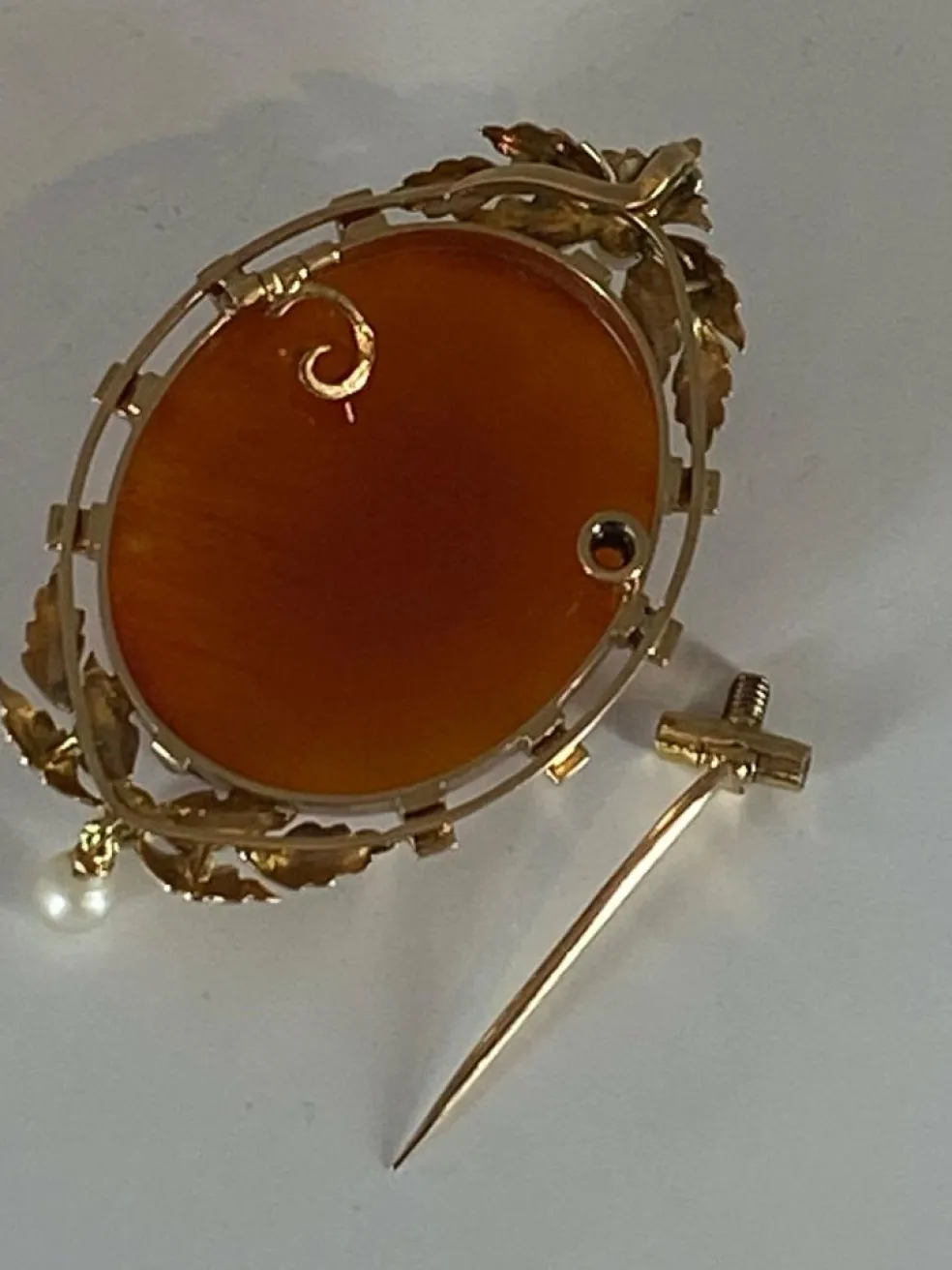 Broche/pendentif camée en agate, perles fines
