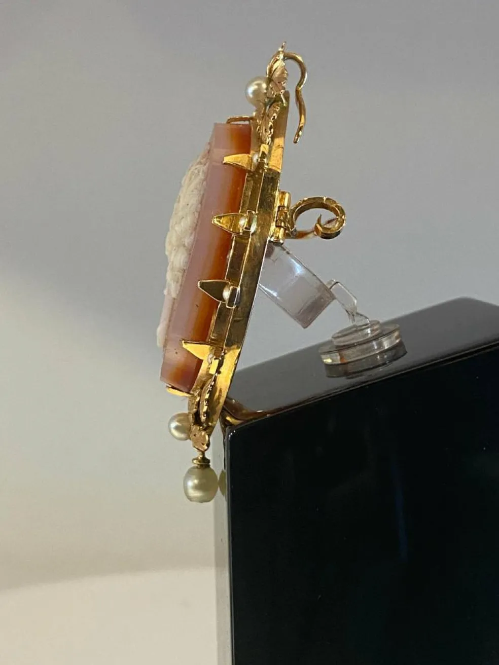 Broche/pendentif camée en agate, perles fines