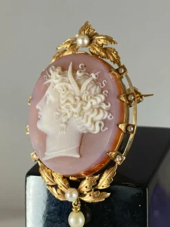 Broche/pendentif camée en agate, perles fines