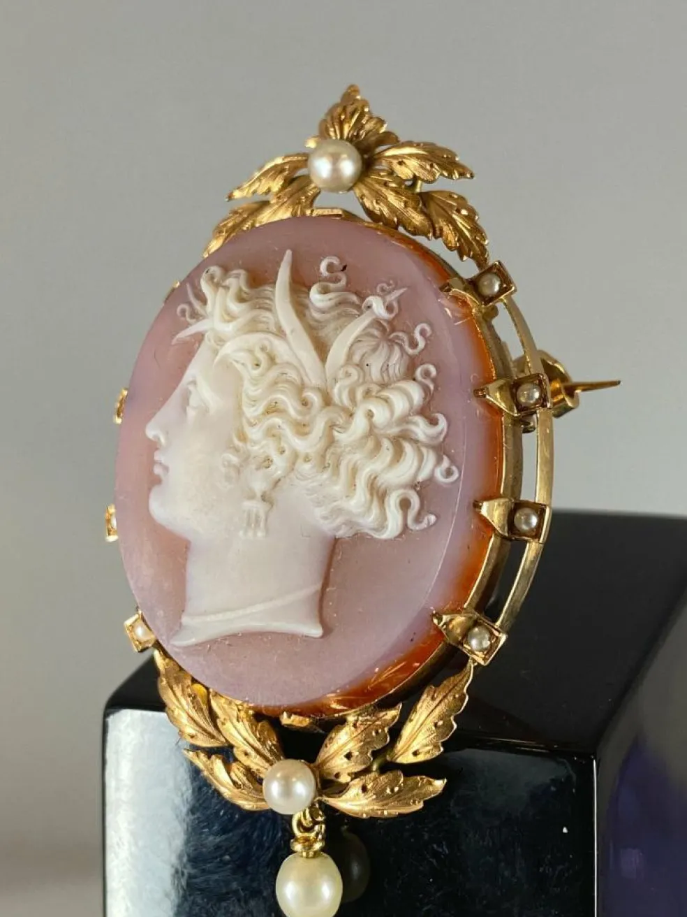 Broche/pendentif camée en agate, perles fines