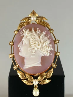 Broche/pendentif camée en agate, perles fines