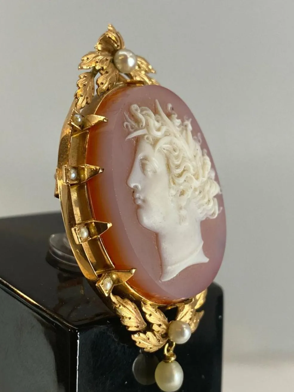 Broche/pendentif camée en agate, perles fines