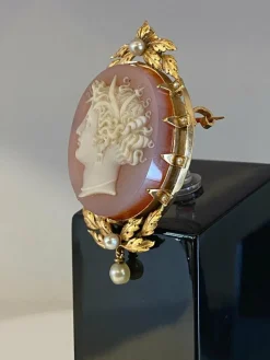 Broche/pendentif camée en agate, perles fines