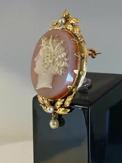 Broche/pendentif camée en agate, perles fines