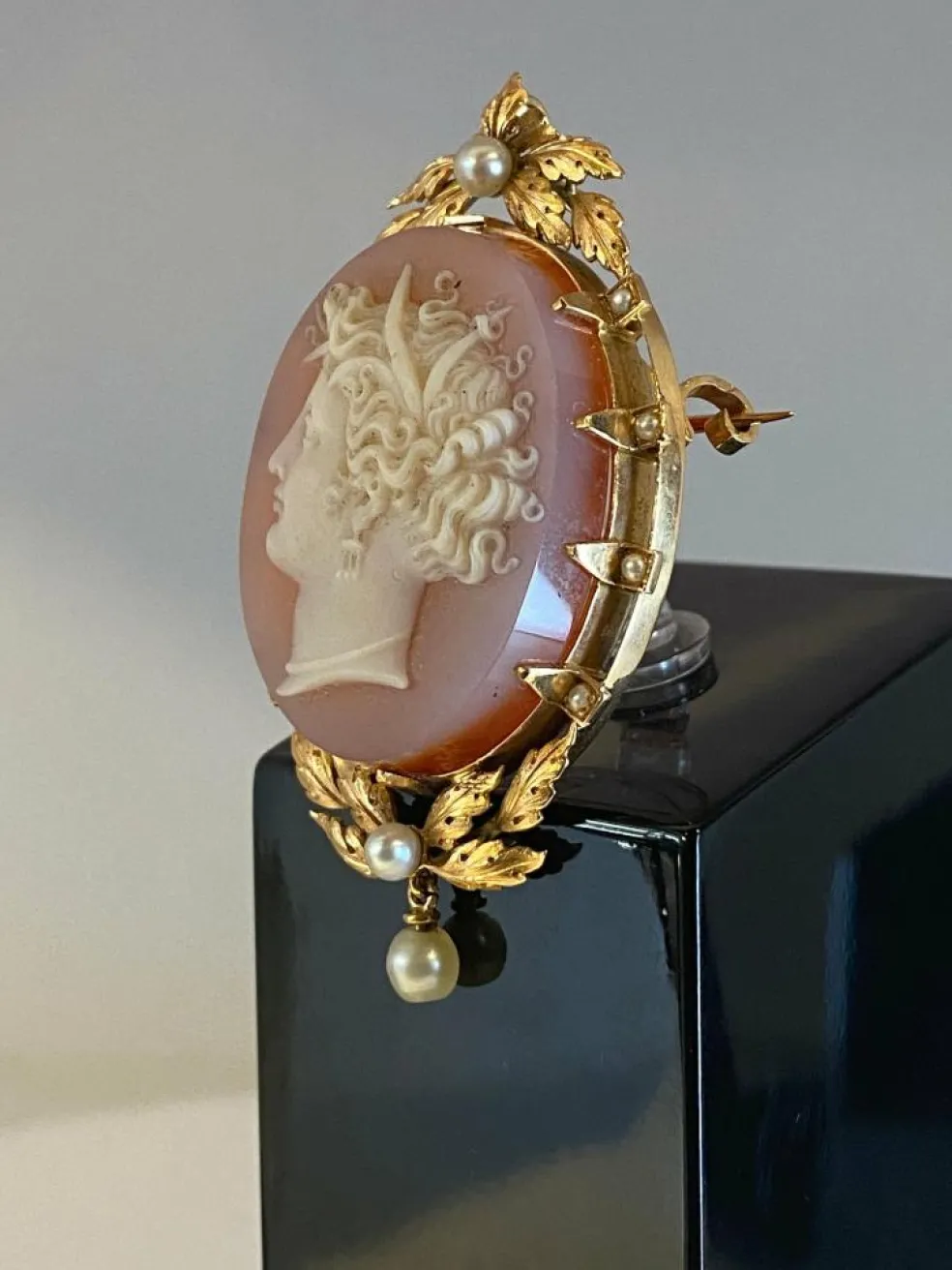 Broche/pendentif camée en agate, perles fines