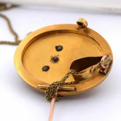 Broche/pendentif en or jaune, émeraude, perles