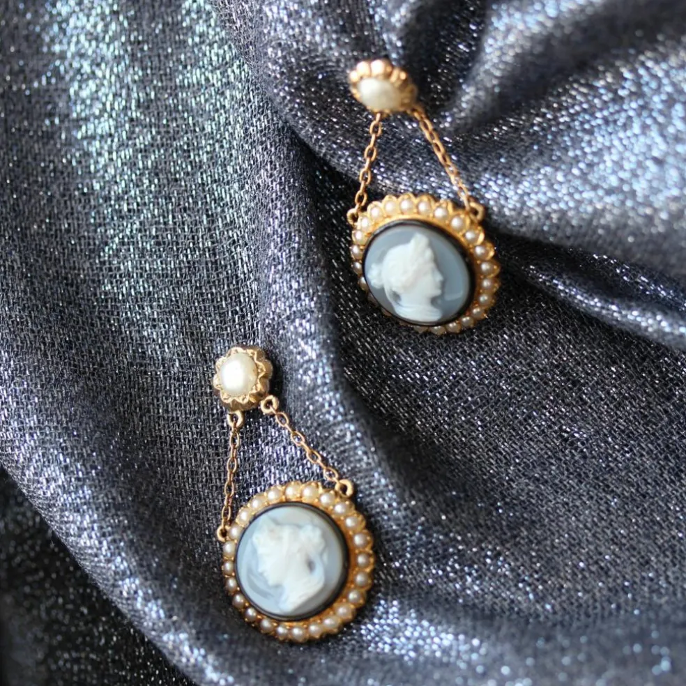 Broches de vêture camée et perles fines