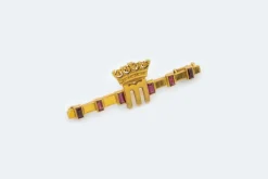 Broches en or jaune avec rubis