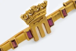 Broches en or jaune avec rubis