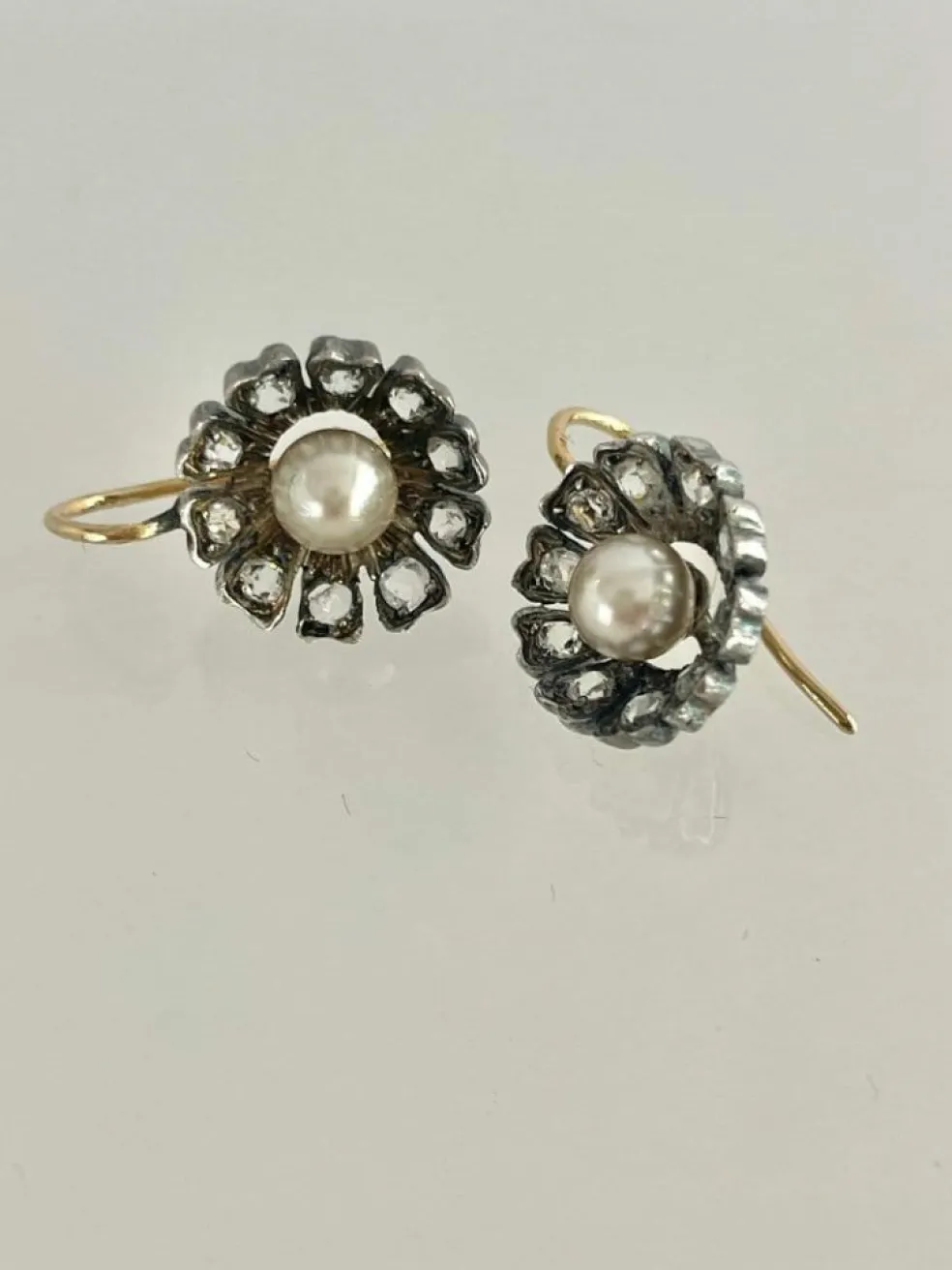 Bucles d'oreilles "églantine" en or, argent, perles et diamants