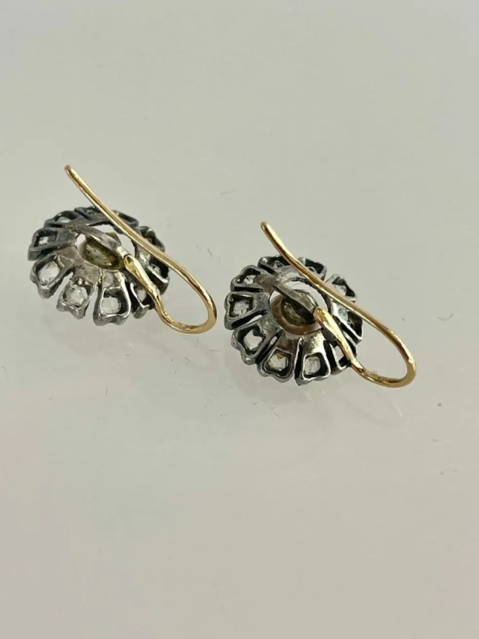Bucles d'oreilles "églantine" en or, argent, perles et diamants