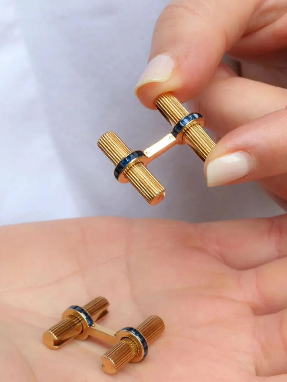 CARTIER - Boutons de manchette or saphirs calibrés