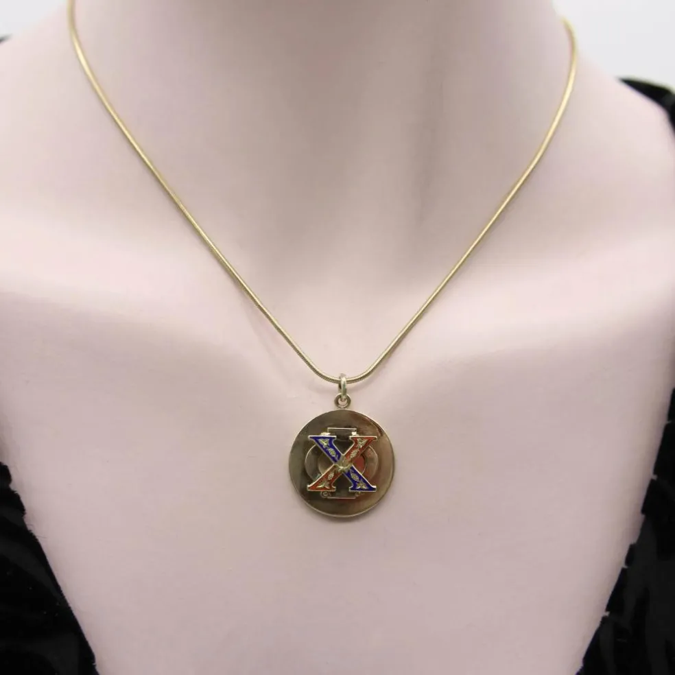 CARTIER - Pendentif médaillon vintage de la fraternité Chi Phi en or