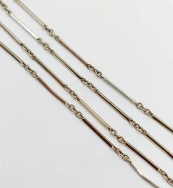 Chaine sautoir antique or blanc à maille bâtonnets finement travaillés