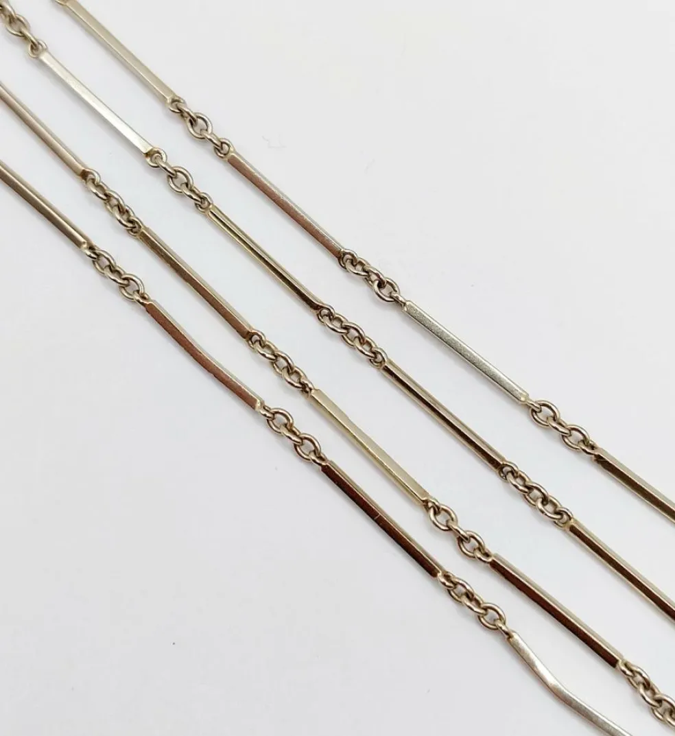 Chaine sautoir antique or blanc à maille bâtonnets finement travaillés