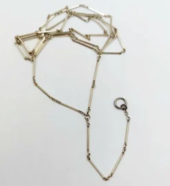 Chaine sautoir antique or blanc à maille bâtonnets finement travaillés