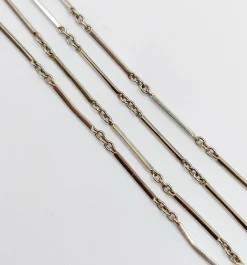 Chaine sautoir antique or blanc à maille bâtonnets finement travaillés