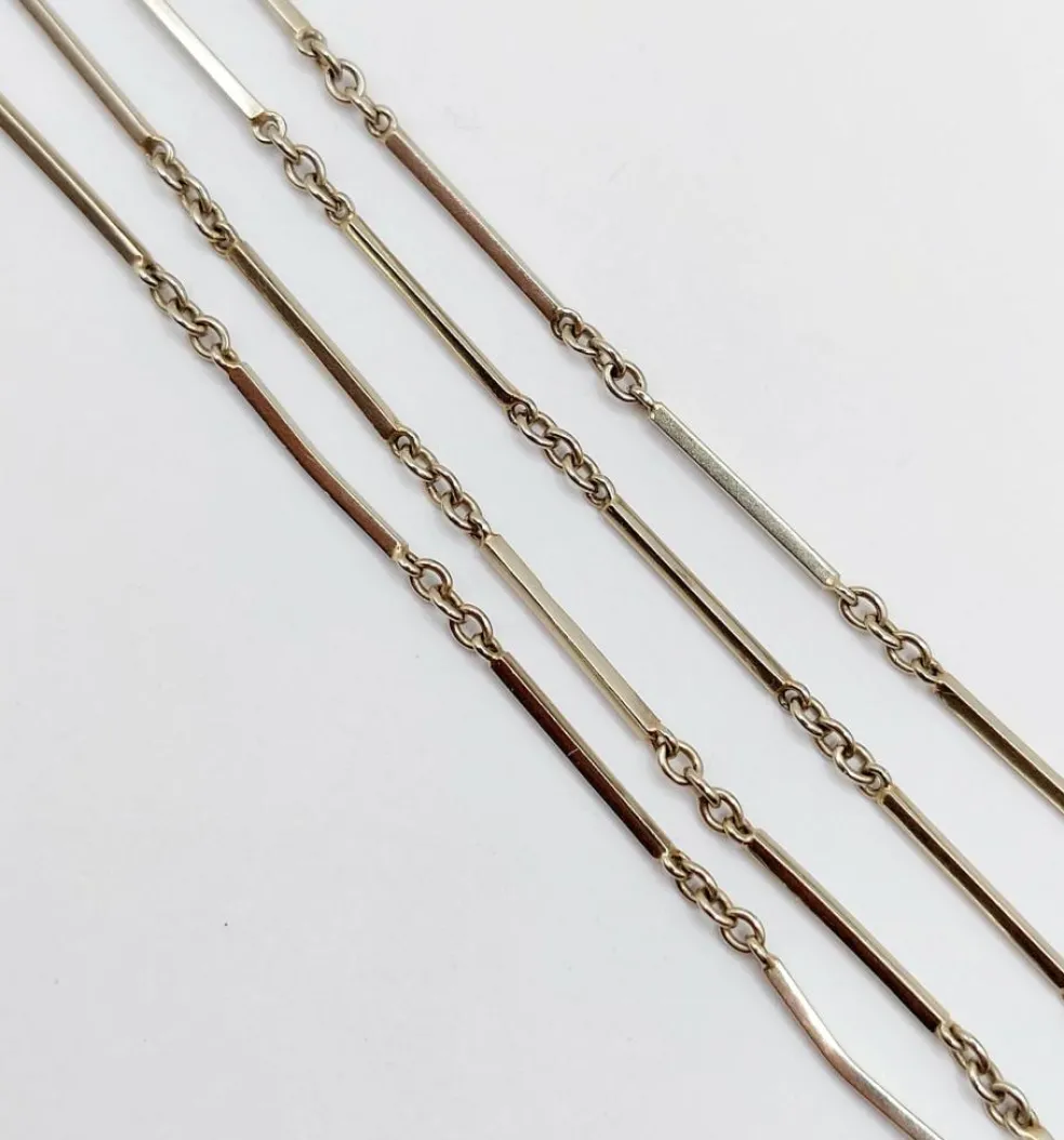 Chaine sautoir antique or blanc à maille bâtonnets finement travaillés