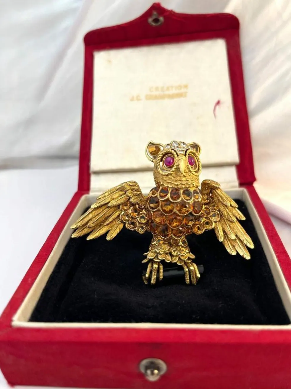 CHAMPAGNAT broche en or jaune stylisant un hibou, travail français vers 1960