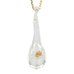 Chaîne en or et son pendentif en verre et paillettes dorées