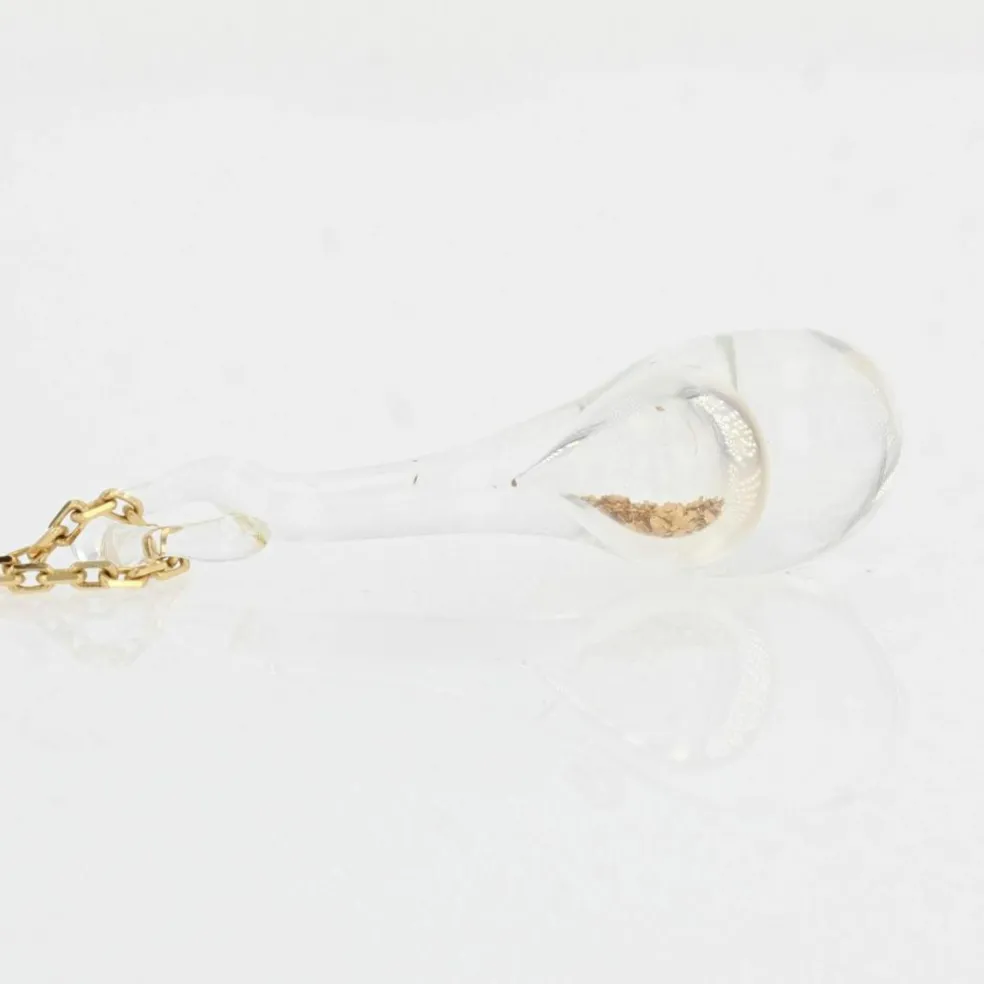Chaîne en or et son pendentif en verre et paillettes dorées