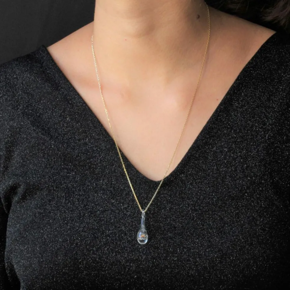 Chaîne en or et son pendentif en verre et paillettes dorées
