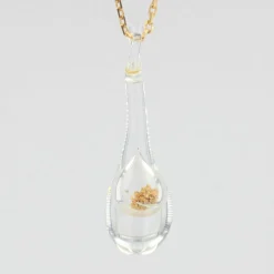 Chaîne en or et son pendentif en verre et paillettes dorées