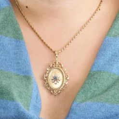 Chaîne en or jaune et pendentif porte souvenir ouvrant or , diamants et saphir