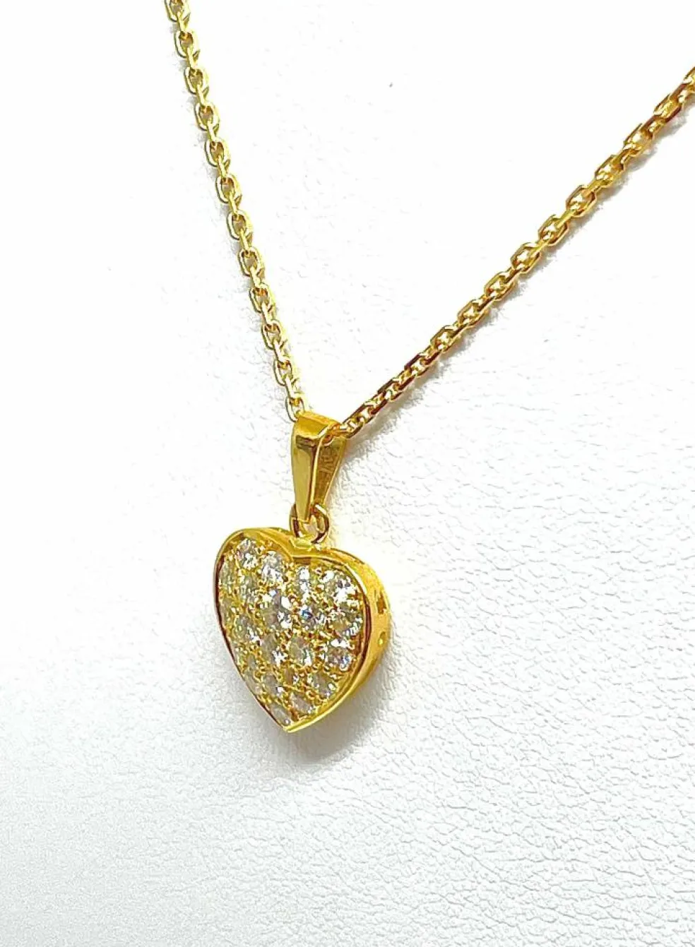 Chaîne et pendentif cœur en or jaune et diamants