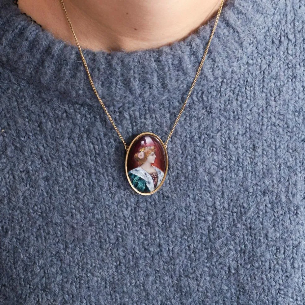 Chaîne et Pendentif en or jaune, miniature émaillée