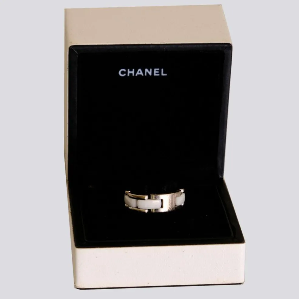 CHANEL - Bague "Ultra" céramique blanche
