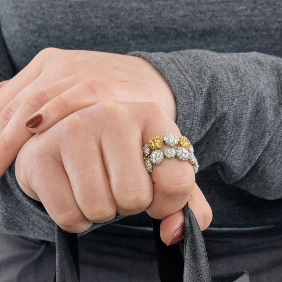 CHANTECLER - Bagues souples en or jaune et or gris, diamants et saphirs jaune