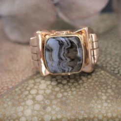 Chevalière ancienne en or et agate zonée
